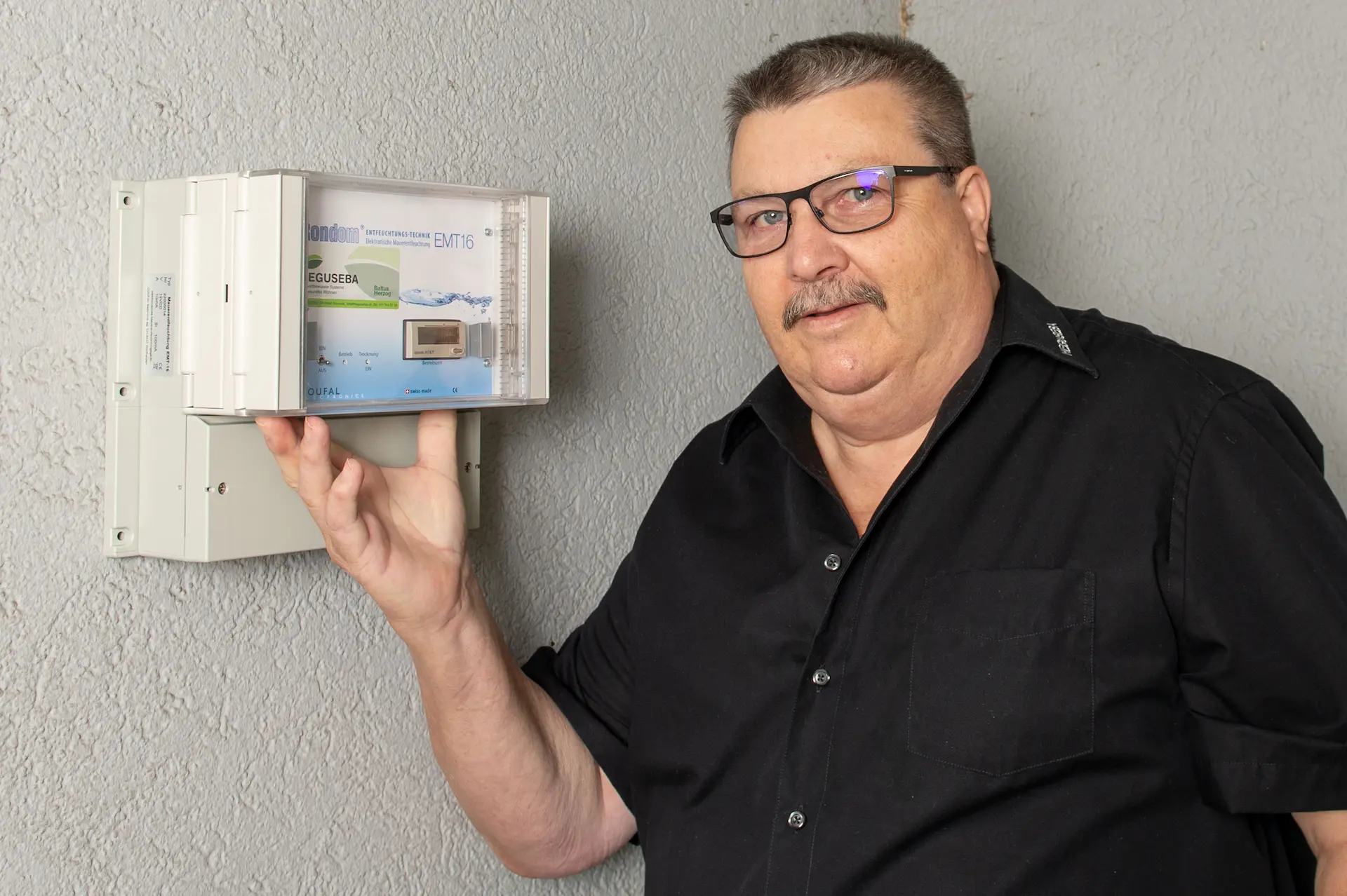 Techniker bei der Analyse einer Lösung zur Mauerentfeuchtung